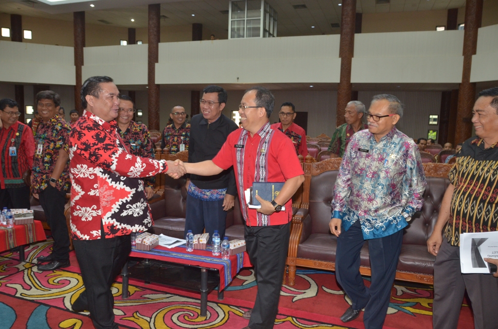 Bupati Kubar FX Yapan Membuka Kegiatan Sosialisasi Pajak Sarang Burung Walet